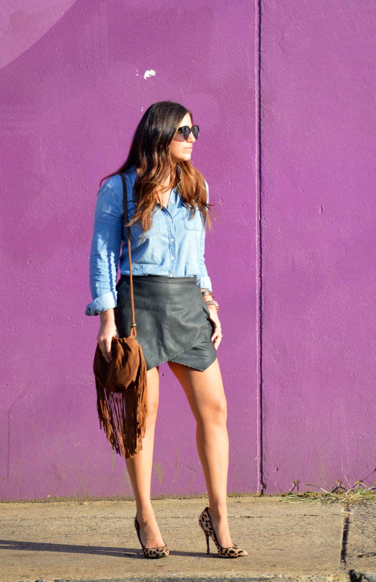 denim top, leather skirt, leather skort, fringe suede bag