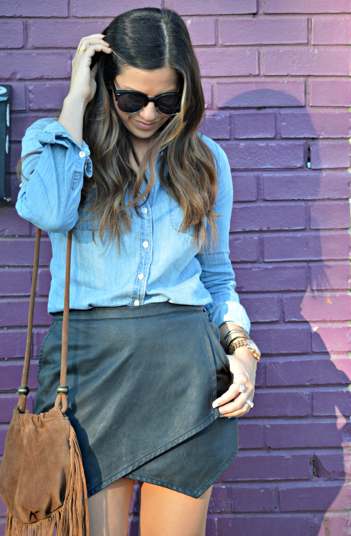 denim top, leather skirt, fringe suede bag