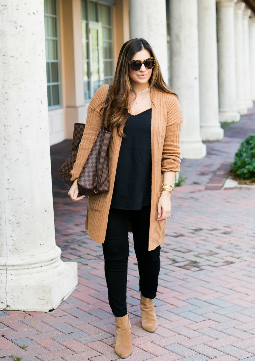 camel cardigan, black jeans, Louis Vuitton Neverfull GM