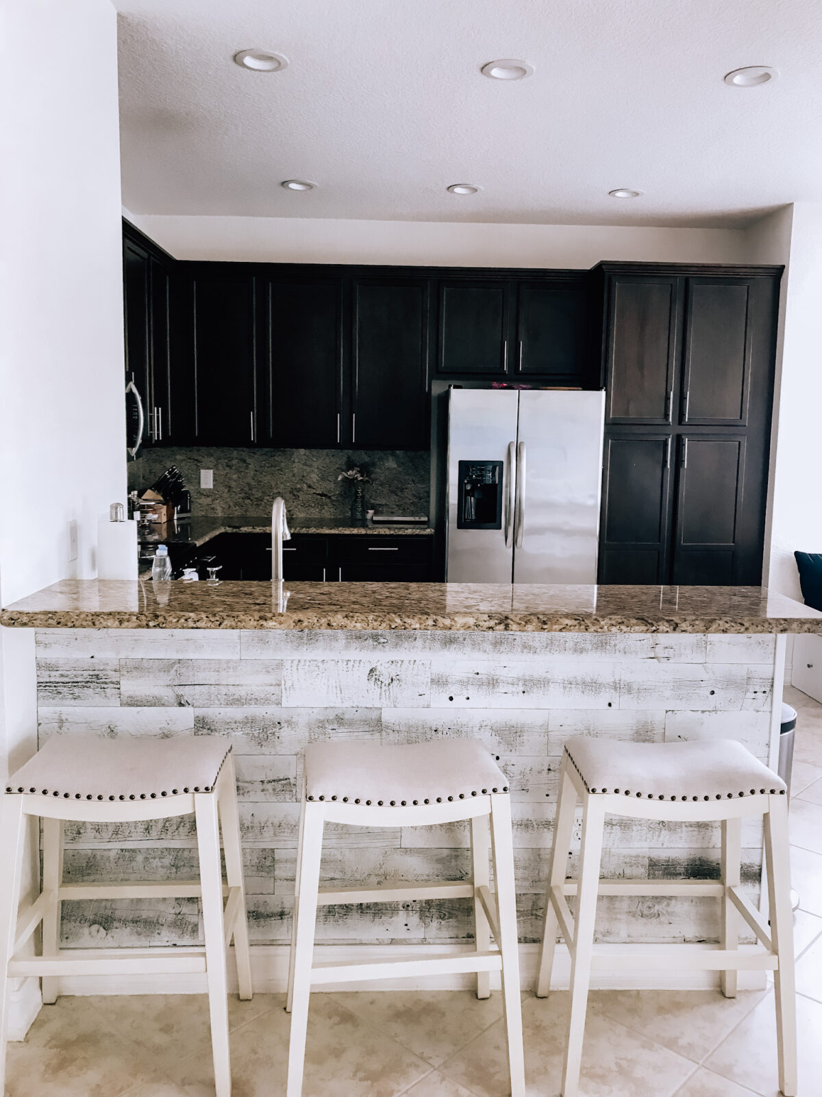 Kitchen before brown cabinets